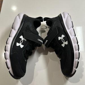 Like new little boys Under Armour shoes